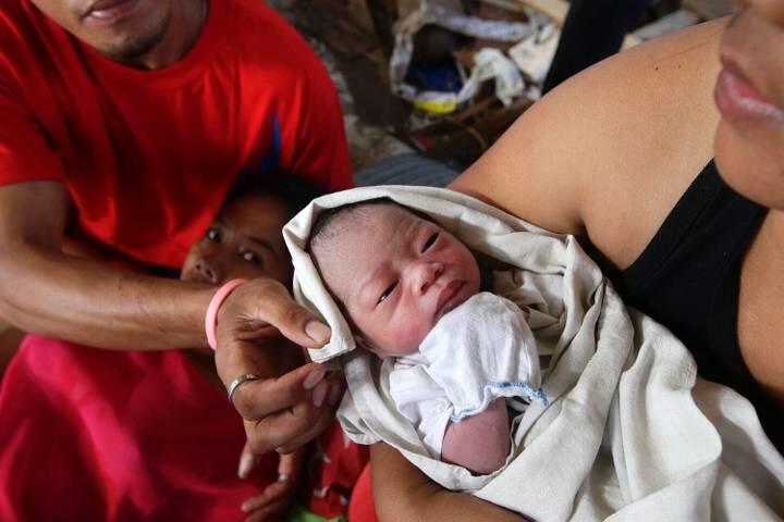 Die Geburt der kleinen Bea-Joy mitten in den Trümmern von Tacloban zeigt, dass das Leben weiter geht. Sie ist der kleine Hoffnungsschimmer ihrer Familie und einer ganzen Nation, die jetzt wieder aufstehen muss.