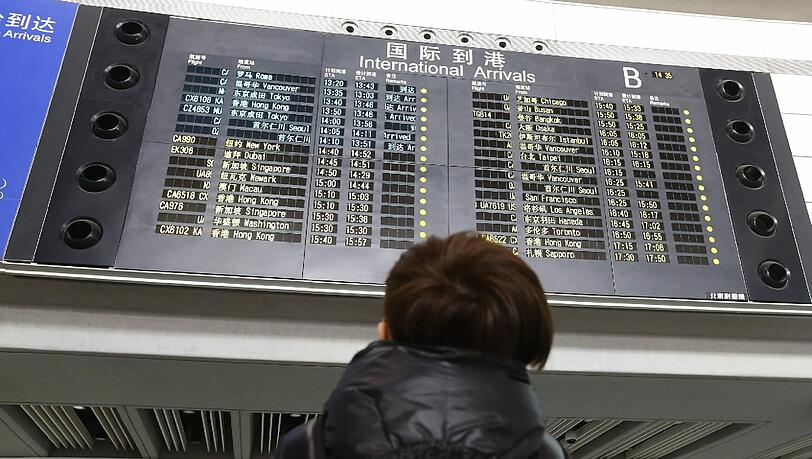 Die Anzeigetafel am Flughafen Peking am 8. März. Die Anzeigetafel am Flughafen Peking am 8. März.