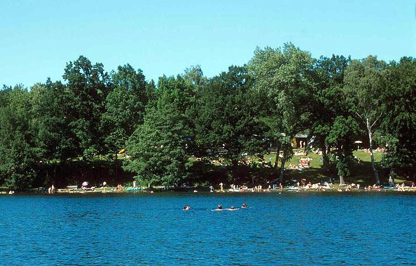 Warm und moorig: Steinsee
Beschreibung: Der Steinsee zählt zu den schönsten Seen östlich von München. Das 21 Hektar große Gewässer befindet sich 23 Kilometer südöstlich von München. Entstanden ist der Steinsee in der Eiszeit. Der Name rührt vermutlich her von den Resten eines römischen Steinhauses, das in der Nähe freigelegt worden ist.

Charakteristik: Der See zeichnet sich durch sein warmes Moorwasser und die parkähnliche Liegewiese mit vielen schattigen Bäumen aus.
Erreichbarkeit: Öffentlich: Mit Fahrrad und S-Bahn; S4 bis Eglharting oder Kirchseeon (von dort 9 Kilometer per Rad), oder mit der S6 nach Aying (von dort noch 12 Kilometer).
Per Auto: Am besten fährt man mit dem Auto in Richtung Ebersberg. Ab Oberpframmern, Glonn oder Moosach weisen Schilder auf den Steinsee hin.
Verpflegung: Das kürzlich renovierte Restaurant mit Panoramaterrasse bietet eine umfangreiche Speisekarte. Im Familienbad gibt&rsquo;s einen Selbstbedienungs-Bereich und einen Kiosk. 

Wasserqualität: gut, 20 Grad warm.