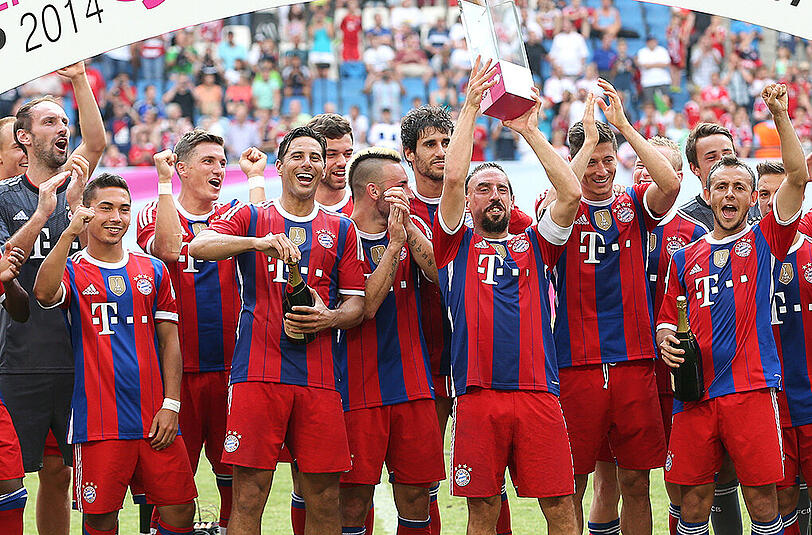 Franck Ribéry (M.) bereitet das 1:0 durch Robert Lewandowski mustergültig vor