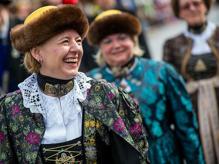 Zwei Frauen beim Trachtenumzug.