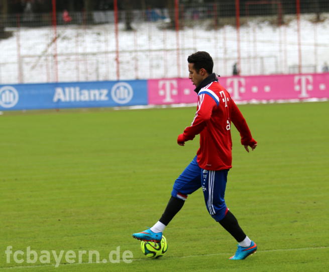 Thiago trainiert nach seiner Knieverletzung schon wieder mit dem Ball.