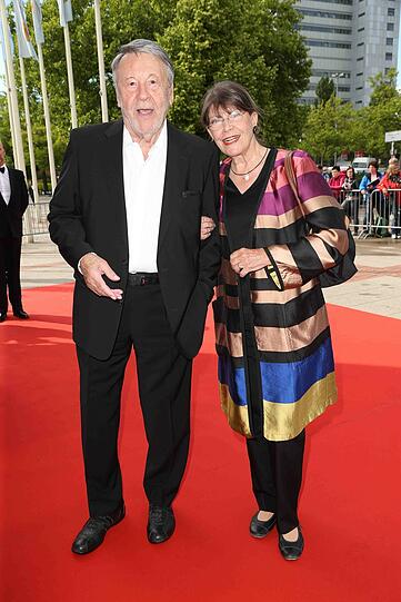 Günter Lamprecht und Claudia Amm auf dem roten Teppich beim 65. Deutschen Filmpreis in Berlin.