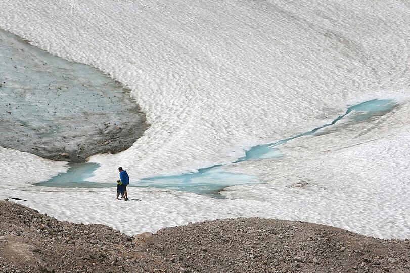 Wandern über Gletschereis: Im Sommer steigen die Temperaturen auf dem Schneefernergletscher auf der Zugspitze auf 20 Grad.