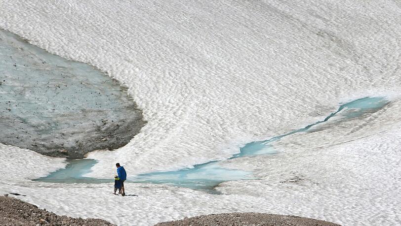 Wandern über Gletschereis: Im Sommer steigen die Temperaturen auf dem Schneefernergletscher auf der Zugspitze auf 20 Grad. Wandern über Gletschereis: Im Sommer steigen die Temperaturen auf dem Schneefernergletscher auf der Zugspitze auf 20 Grad.