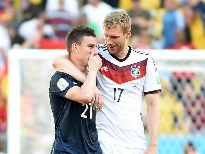 Laurent Koscielny (l.) (FC Arsenal): «Keine Worte. So traurig. Beten.»