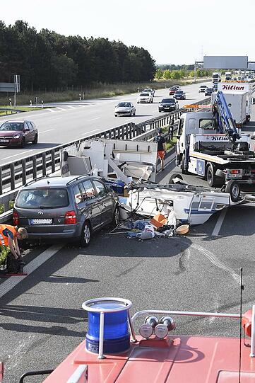 Die Bilder vom dramatischen Wohnwagen-Unfall bei Garching.