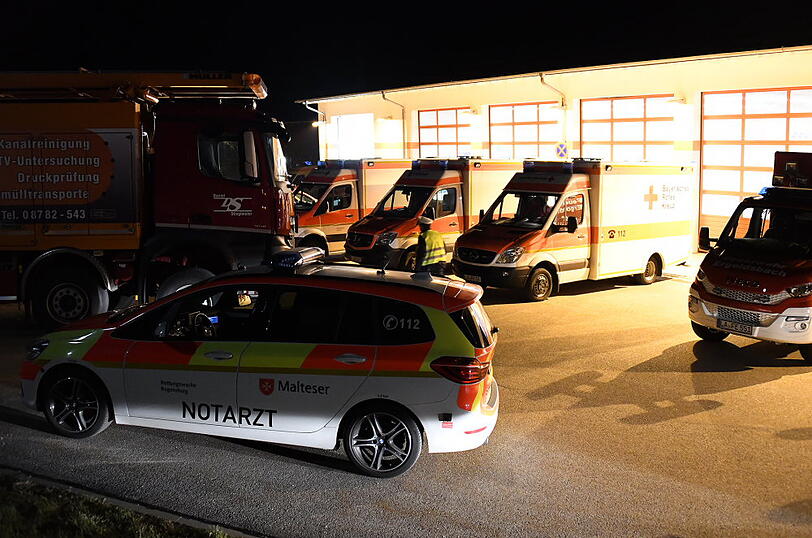 In Ergoldsbach sind nach einem Traktor-Unfall rund 3.000 Liter Pflanzenschutzmittel in einen kleinen Bach geflossen - acht Einsatzkräfte klagten im Anschluss über Beschwerden.