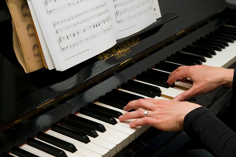 Bei dem Konzert wird nicht auf einem gewöhnlichen Klavier gespielt, sondern auf einem historischen Flügel.