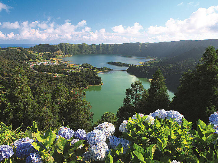 An den Ufern der Zwillingsseen Lagoa Azur und Verde gelegen: Säte Cidades auf der Azoreninsel Sao Miguel