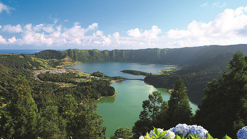 An den Ufern der Zwillingsseen Lagoa Azur und Verde gelegen: Säte Cidades auf der Azoreninsel Sao Miguel An den Ufern der Zwillingsseen Lagoa Azur und Verde gelegen: Säte Cidades auf der Azoreninsel Sao Miguel