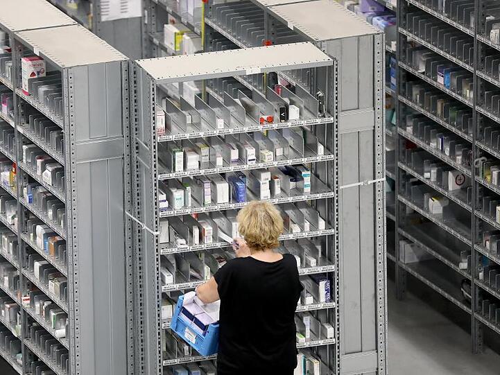 Eine Mitarbeiterin stellt im Logistik-Zentrum der Versandapotheke DocMorris im niederländischen Heerlen Medikamente zusammen.