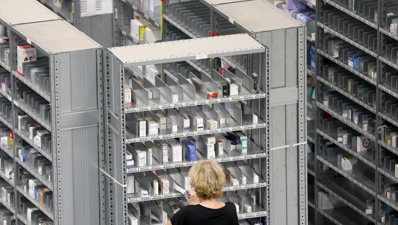 Eine Mitarbeiterin stellt im Logistik-Zentrum der Versandapotheke DocMorris im niederländischen Heerlen Medikamente zusammen. Eine Mitarbeiterin stellt im Logistik-Zentrum der Versandapotheke DocMorris im niederländischen Heerlen Medikamente zusammen.