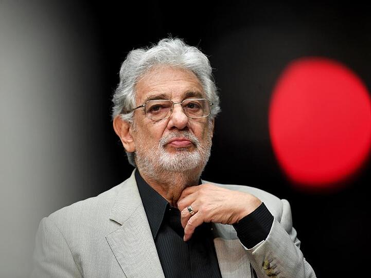 Der Druck auf den Opernstar Placido Domingo wächst - seine beispiellose Karriere scheint beendet.