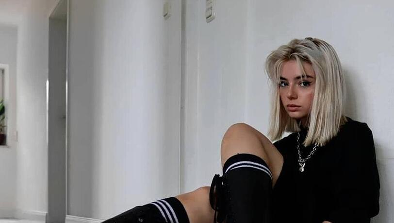 Die 18-jährige Landshuterin Isabella Löscher hat aus ihrer Leidenschaft, der Musik, Ernst gemacht und ihre Single "Rebelli" rausgebracht. Aktuell arbeitet sie bereits an weiteren eigenen Songs.