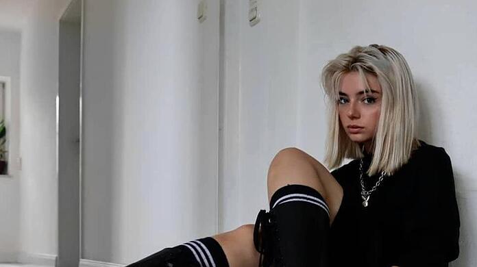 Die 18-jährige Landshuterin Isabella Löscher hat aus ihrer Leidenschaft, der Musik, Ernst gemacht und ihre Single "Rebelli" rausgebracht. Aktuell arbeitet sie bereits an weiteren eigenen Songs.