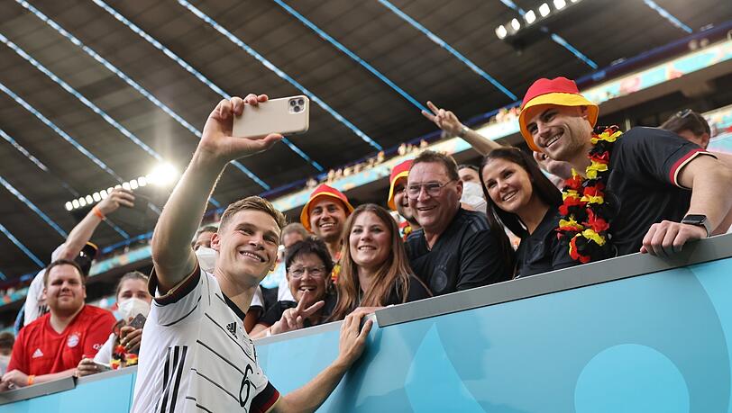 Bitte lächeln! Kimmich macht ein Selfie mit Fans. Bitte lächeln! Kimmich macht ein Selfie mit Fans.