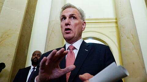 Der Vorsitzende des Repräsentantenhauses, Kevin McCarthy, steht in der Kritik - er hat wichtiges Videomaterial einem rechtskonservativen TV-Moderator überlassen, der in seinen Sendungen Verschwörungstheorien verbreitet.