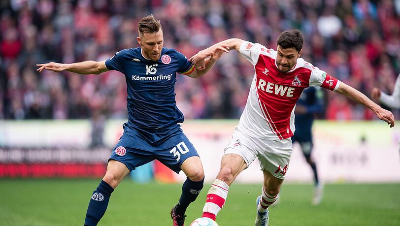 Kölns Kapitän Jonas Hector (r) im Zweikampf mit dem Mainzer Silvan Widmer.