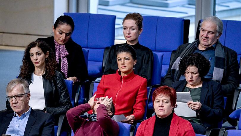 Sahra Wagenknecht (Mitte), sitzt mit Mitgliedern ihres Bündnis dem "Bündnis Sahra Wagenknecht" im Bundestag.