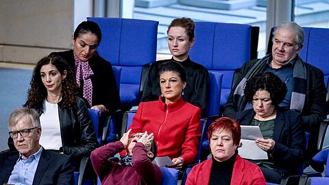 Sahra Wagenknecht (Mitte), sitzt mit Mitgliedern ihres Bündnis dem "Bündnis Sahra Wagenknecht" im Bundestag.