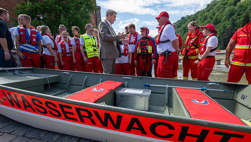 Markus Söder (Mitte), Ministerpräsident von Bayern, informiert sich bei diversen Helfern über die aktuelle Hochwasserlage in Passau. In Bayern herrscht nach heftigen Regenfällen vielerorts weiter Land unter. Markus Söder (Mitte), Ministerpräsident von Bayern, informiert sich bei diversen Helfern über die aktuelle Hochwasserlage in Passau. In Bayern herrscht nach heftigen Regenfällen vielerorts weiter Land unter.