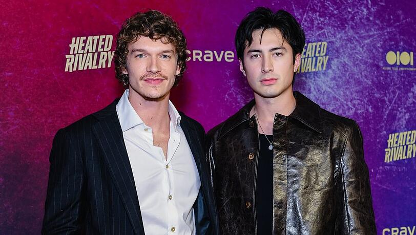 Connor Storrie (links) und Hudson Williams wurden durch "Heated Rivalry" &uuml;ber Nacht zu Stars.