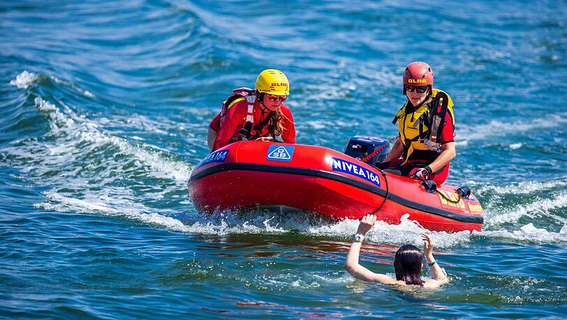 Die DLRG-Rettungsschwimmer retten im vergangenen Jahr wieder vielen Menschen das Leben. (Archivbild)