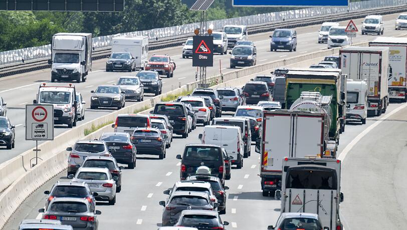 Am letzten Ferienwochenende drohen wieder Staus auf Bayerns Autobahnen. (Symbolbild) Am letzten Ferienwochenende drohen wieder Staus auf Bayerns Autobahnen. (Symbolbild)