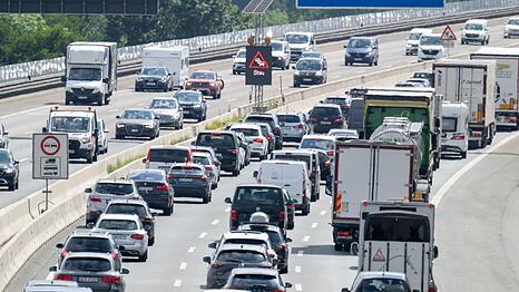 Am letzten Ferienwochenende drohen wieder Staus auf Bayerns Autobahnen. (Symbolbild)