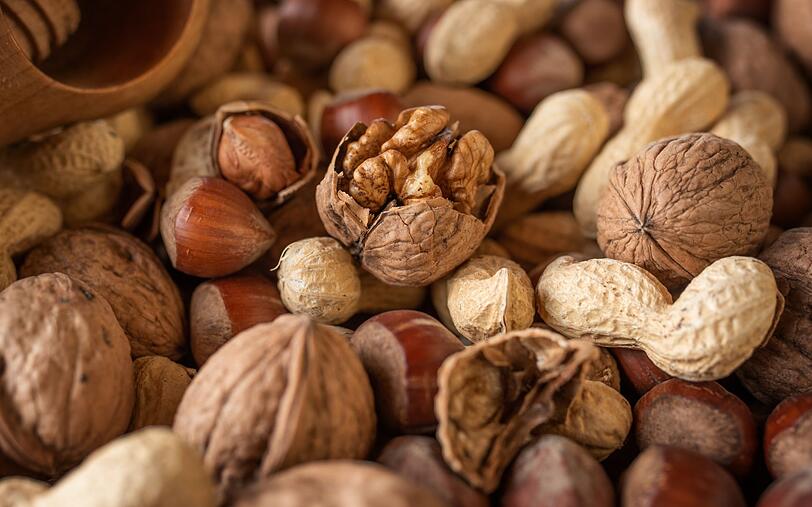 Als "Nervennahrung" sch&uuml;tzen N&uuml;sse mit Magnesium, Vitamin B sch&uuml;tzt das Nervensystem und die Ballaststoffe bringen die Verdauung in Schwung. Die meisten N&auml;hrstoffe haben N&uuml;sse, die frisch geknackt werden, unger&ouml;stet und ohne Zus&auml;tze sind. Denn gesch&auml;lte N&uuml;sse werden schneller ranzig - vor allem fettreiche Sorten wie Hasel- und Pekann&uuml;sse sowie Macadamias und Pinienkerne.
