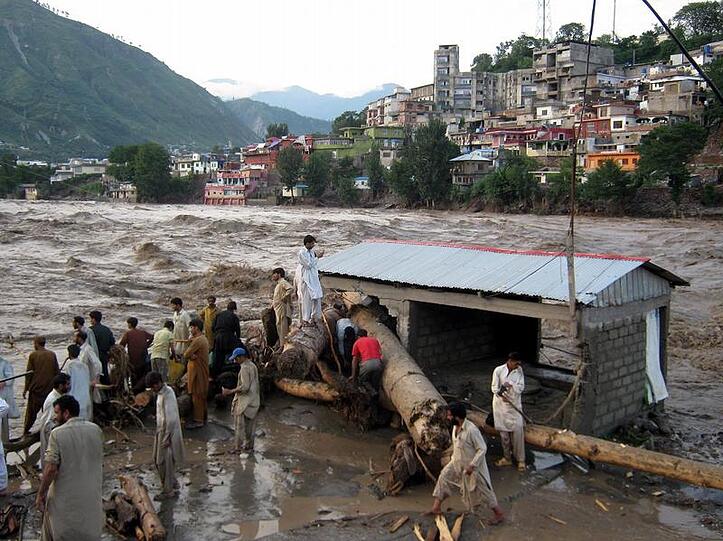Bis zu drei Millionen Menschen sind in Pakistan vor dem Wasser auf der Flucht