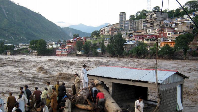 Bis zu drei Millionen Menschen sind in Pakistan vor dem Wasser auf der Flucht Bis zu drei Millionen Menschen sind in Pakistan vor dem Wasser auf der Flucht