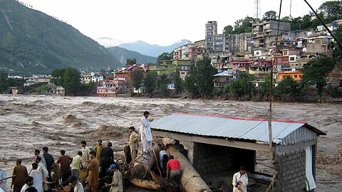 Bis zu drei Millionen Menschen sind in Pakistan vor dem Wasser auf der Flucht