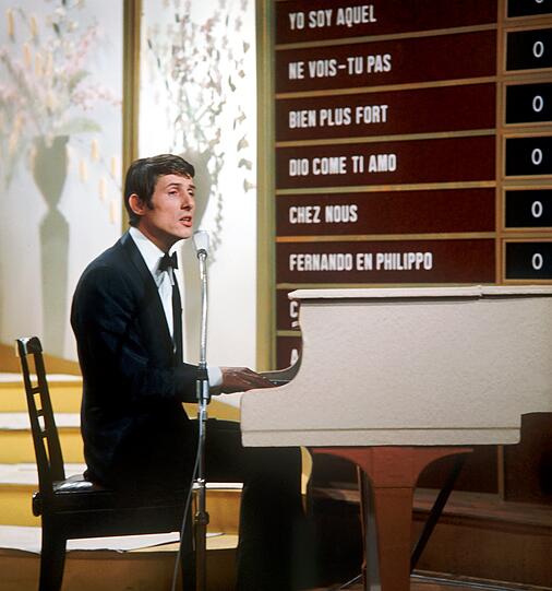 Udo Jürgens begleitet sich während seines Auftritts beim "Grand Prix d'Eurovision de la Chanson" 1966 in Luxemburg am Klavier.