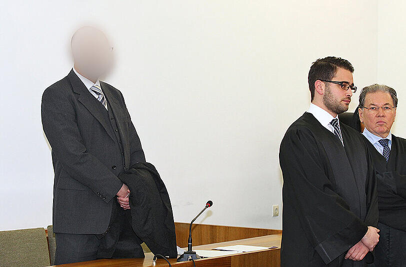 Der Angeklagte Armin N. (l) im Landgericht Kempten hinter seinen Anwälten Alexander Chasklowicz (m) und Wilhelm Seitz.