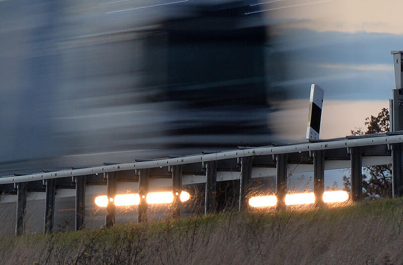 Auf der A7 ist ein Lkw in den Gegenverkehr geraten: Der Fahrer kam bei dem Unfall ums Leben (Symbolbild)