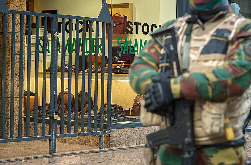 Militär und Polizei zeigen in Brüssel Präsenz, viele Geschäfte und Einrichtungen sind geschlossen. Es herrscht höchste Terror-Warnstufe in der belgischen Hauptstadt.