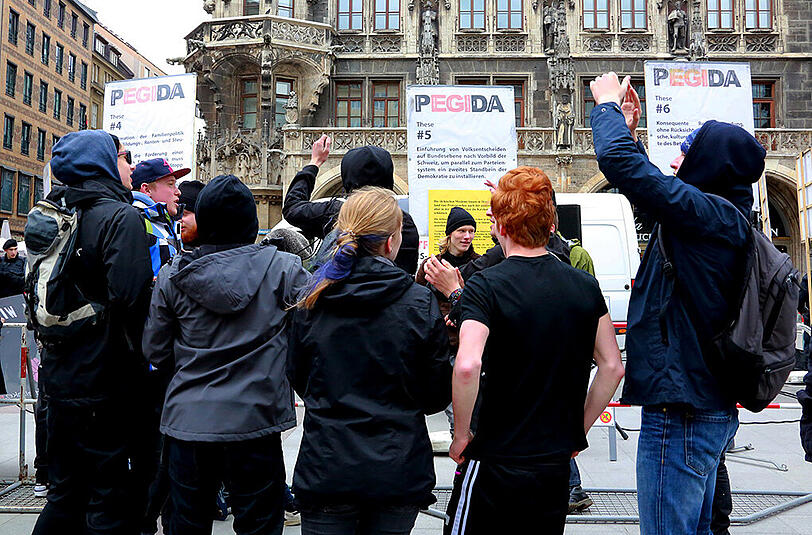 Gegendemonstraten bei der Pegida-Kundgebung.