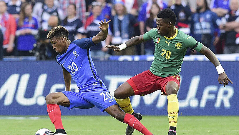 Kingsley Coman (links) versetzt den Kameruner Georges Mandeck. Kingsley Coman (links) versetzt den Kameruner Georges Mandeck.