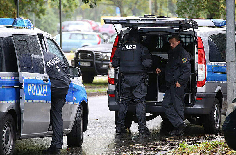 Bilder vom Polizei-Großeinsatz in einem Chemnitzer Wohngebiet. Laut Polizei könnten die Verdächtigen einen Sprengstoff-Anschlag vorbereitet haben.