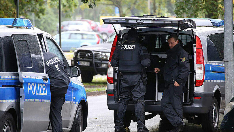 Bilder vom Polizei-Großeinsatz in einem Chemnitzer Wohngebiet. Laut Polizei könnten die Verdächtigen einen Sprengstoff-Anschlag vorbereitet haben. Bilder vom Polizei-Großeinsatz in einem Chemnitzer Wohngebiet. Laut Polizei könnten die Verdächtigen einen Sprengstoff-Anschlag vorbereitet haben.