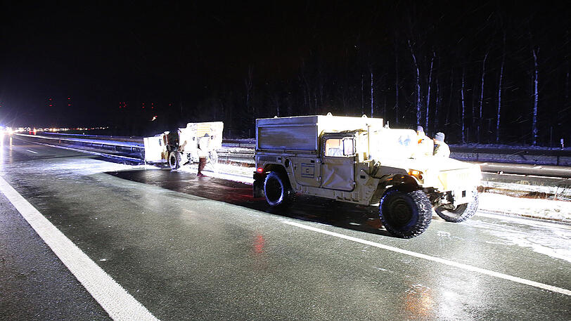 Nachdem der in Flammen stehende Hummer unkontrolliert über die Autobahn gerollt war, brannte er an der Mittelleitplanke völlig aus. Die Bilder.