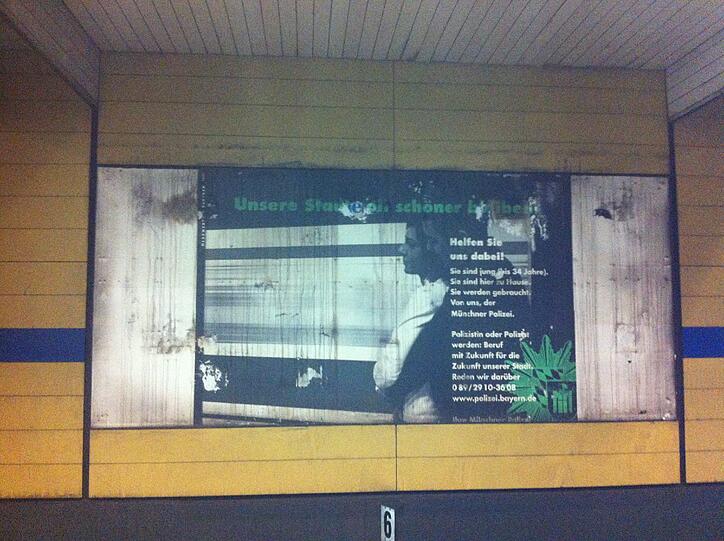 "Für eine schönere Stadt" - hier suchte die Münchner Polizei Nachwuchs. Das Plakat ist nicht mehr ganz so schön.