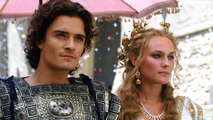Unglücklicherweise verliebt sich der attraktive Königssohn Paris (Orlando Bloom, l.) in die schöne Helena (Diane Kruger, r.), Königin von Sparta Unglücklicherweise verliebt sich der attraktive Königssohn Paris (Orlando Bloom, l.) in die schöne Helena (Diane Kruger, r.), Königin von Sparta