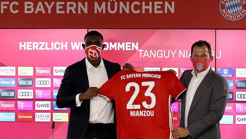 Schaut ihn euch an! Bayern-Vorstand Hasan Salihamidzic mit Neuzugang Tanguy Nianzou, der noch etwas schüchtern wirkt. Schaut ihn euch an! Bayern-Vorstand Hasan Salihamidzic mit Neuzugang Tanguy Nianzou, der noch etwas schüchtern wirkt.