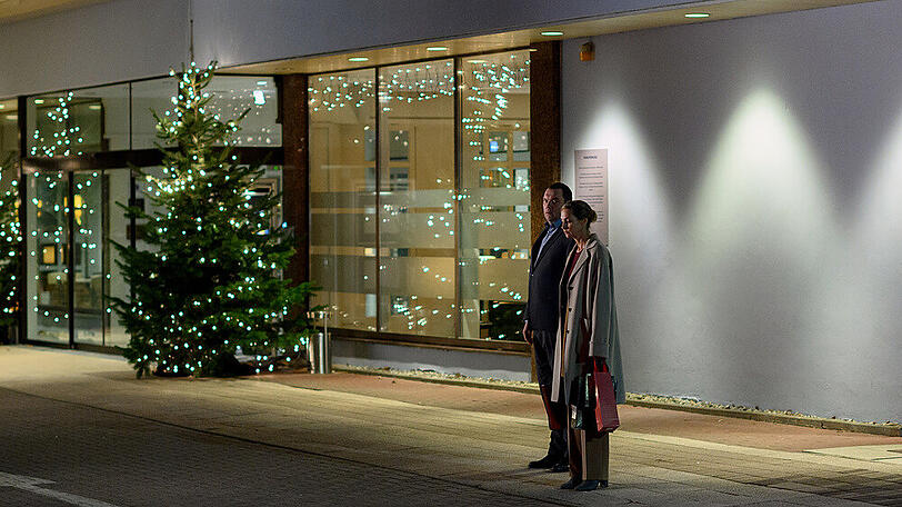 "Das Verhör in der Nacht": Thomas (Charly Hübner) fängt Judith (Sophie von Kessel), die auf ein Taxi wartet, vor dem Hotel ab - eine der wenigen Szenen, die nicht im Hotelzimmer spielen.