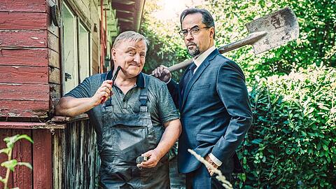 "Tatort: Unter Gärtnern": Kommissar Thiel (Axel Prahl, l.) und Professor Boerne (Jan Josef Liefers) ermitteln im Schrebergarten.