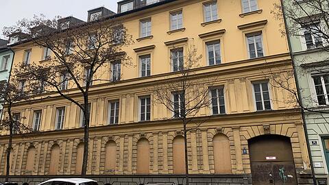 Das Haus Karlstraße 20 bildet mit den Nummern 18 und 22 ein Ensemble. Der Freistaat schafft hier nun nach jahrelangem Leerstand neue Wohnungen.