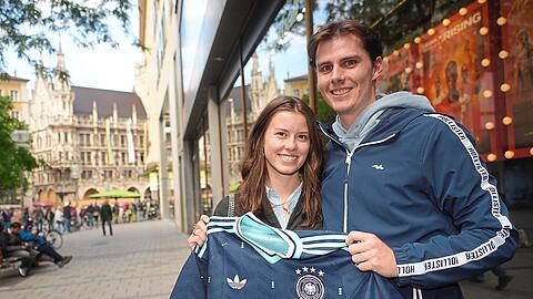 Die Münchner Leonie Blendel und Leon Stokhammer vor Sport Schuster in der Innenstadt: Er hat sich für ein blaues Trikot für 100 Euro entschieden, das zu seinen neuen Schuhen passt. Am Wochenende schauen die beiden mit Freunden das erste Deutschlandspiel. Die Münchner Leonie Blendel und Leon Stokhammer vor Sport Schuster in der Innenstadt: Er hat sich für ein blaues Trikot für 100 Euro entschieden, das zu seinen neuen Schuhen passt. Am Wochenende schauen die beiden mit Freunden das erste Deutschlandspiel.